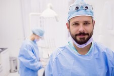 dentista-che-sorride-e-che-posa-alla-clinica-dentale.jpg