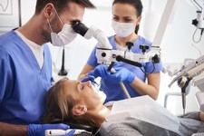 dentista-maschio-che-lavora-con-il-microscopio-dentale.jpg