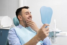primo-piano-su-cliente-felice-in-clinica-odontoiatrica.jpg