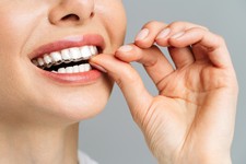una-giovane-donna-esegue-una-procedura-di-sbiancamento-dei-denti-a-casa-vassoio-sbiancante-con-gel3.jpg